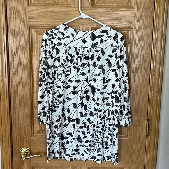 J. Jill Soft Print Button Front Top Size medium - Picture 3 of 5